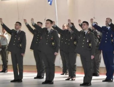 ΣΣΑΣ: Έλαβαν τα ξίφη τους οι καινούριοι αξιωματικοί παρουσία του Υπαρχηγού ΓΕΕΘΑ